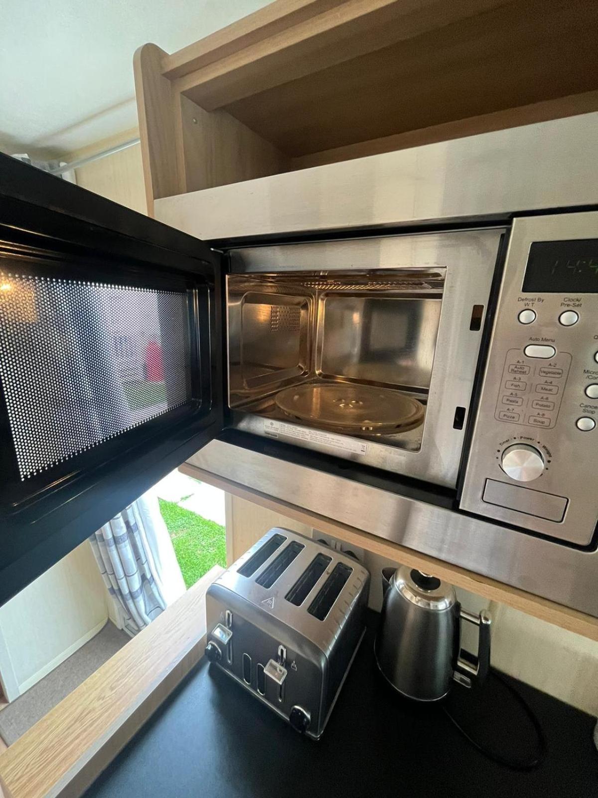 3 Bedroom Caravan, Sleeps 8 Lyons Lido Beach Prestatyn Dış mekan fotoğraf